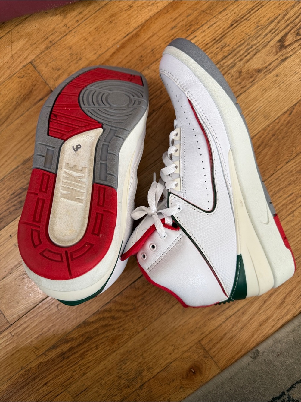 AIR JORDAN 2 RETRO SZ 10.5 WHITE GREEN VARSITY RED - Picture 4 of 6